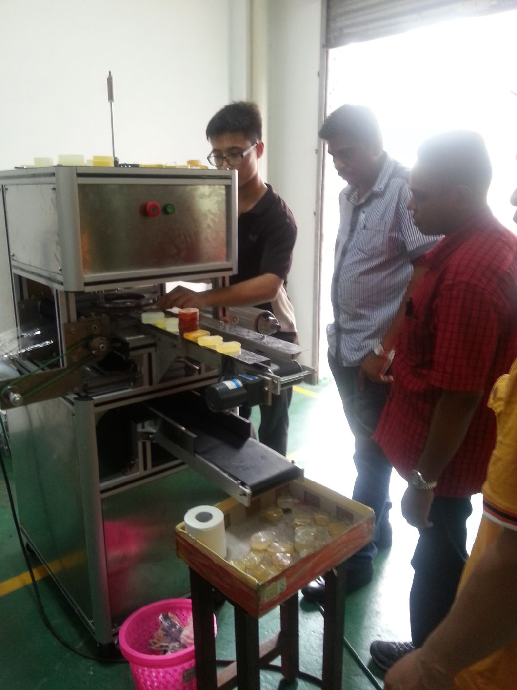 Máquina de embalaje de jabón en barra para uso en hoteles modelo Ht-980A manual