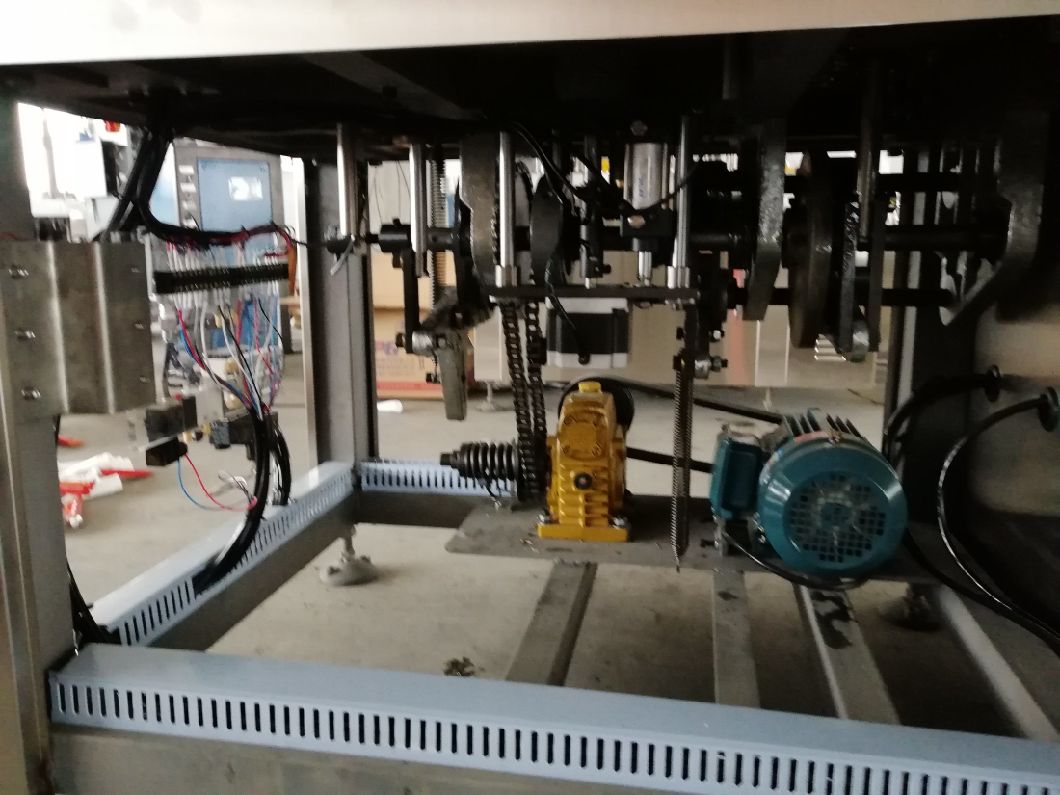 Máquina semiautomática de llenado y sellado de tubos de plástico y laminados