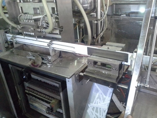 Máquina de llenado y sellado de supositorios de PVC / PE con control PLC completamente automático