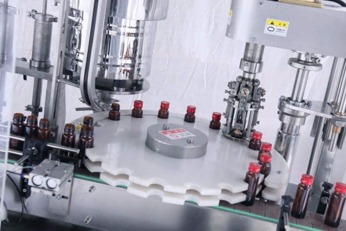 Máquina de llenado y tapado de líquidos farmacéuticos orales de jarabe
