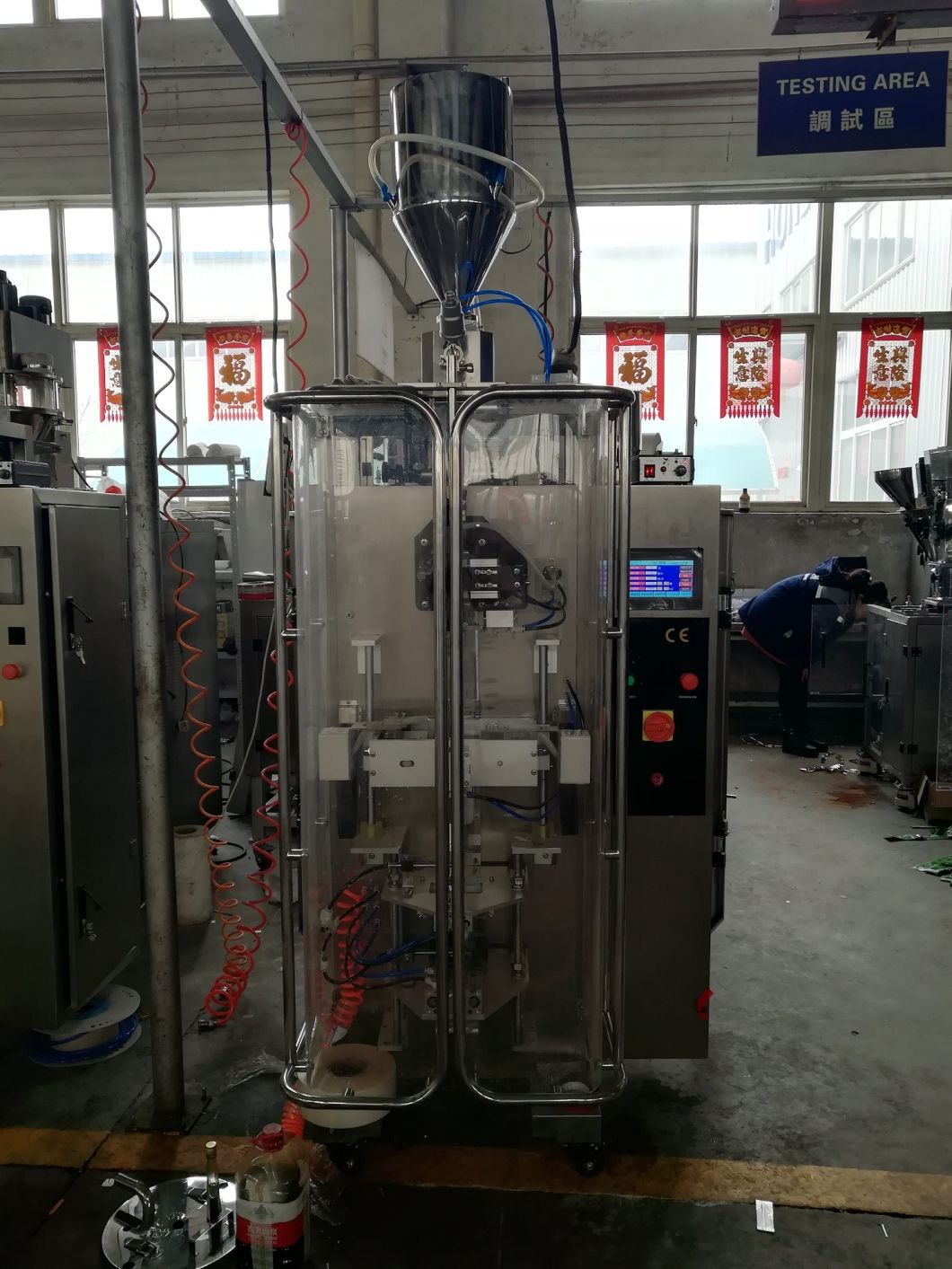 Precio automático de la máquina de embalaje de bolsitas de polvo / salsa de tomate / agua / champú en una máquina de embalaje multifunción