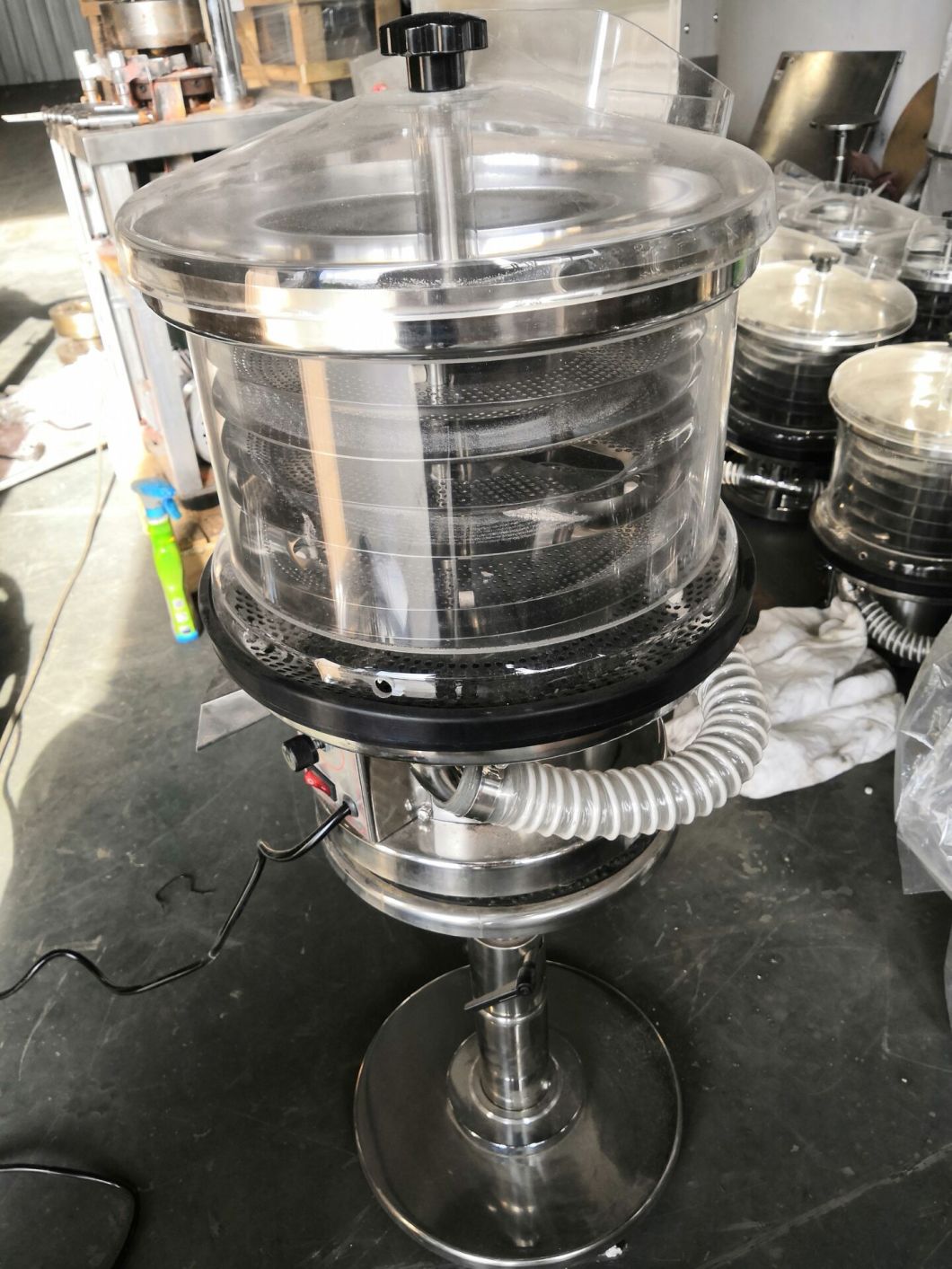 Máquina pulidora de polvo de tabletas de máquina farmacéutica modelo cuesta abajo