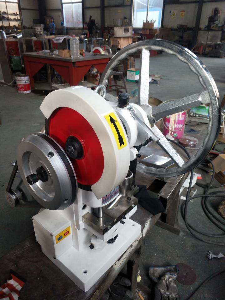 Настольная лабораторная машина для изготовления таблеток с одним пуансоном Tdp-5 Настольная лабораторная машина для изготовления таблеток с одним пуансоном Tdp-5 