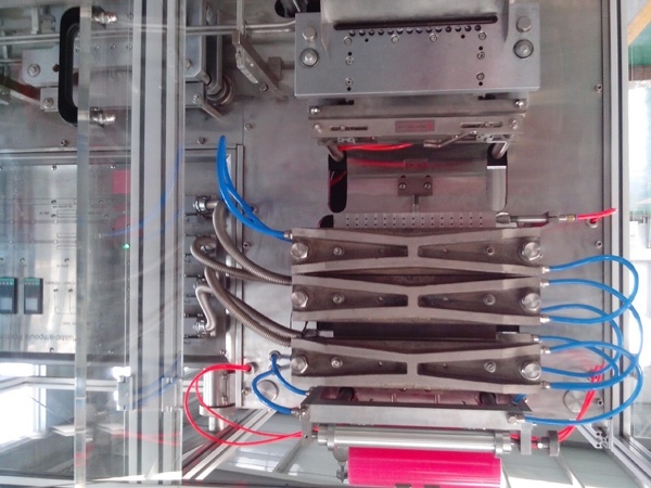 Высокоскоростная машина для наполнения и запечатывания пластиковых ампул и этикетировочная машина